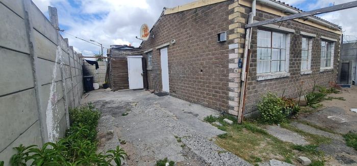 Lentegeur House For Sale: 2 bedrooms, open-plan living, spacious yard, security upgrade.