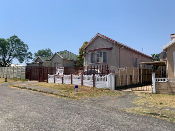 For Sale: House in Rosettenville with 3 bedrooms, flatlet, and ample parking.