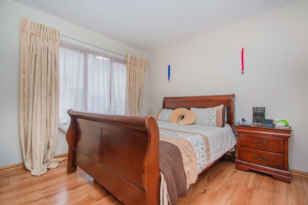 Well sized main bedroom with lamanate