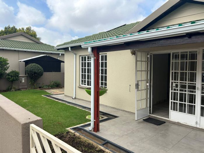 Property #2220076, Townhouse for sale in Sunward Park Ext 1