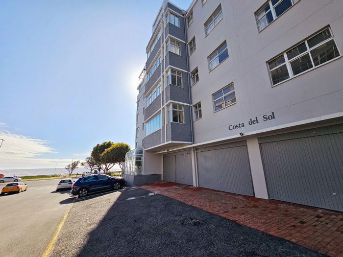 Sea Point Apartment To Rent: 3 bedrooms, sea views, study nook, close to amenities.