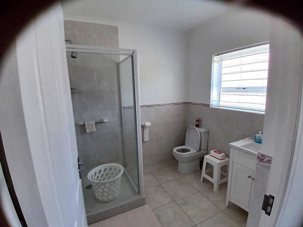 Main bedroom's en suite Bathroom (with shower).