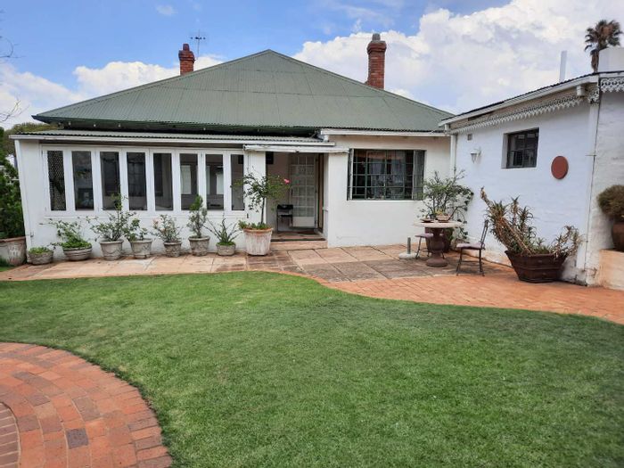 Kensington House For Sale: Verandah, pool, cottage, secure parking, near schools.