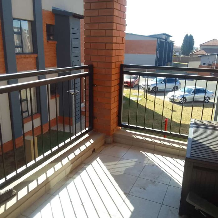 Terenure Townhouse To Rent: 3 bedrooms, en-suite, patio with braai, prepaid utilities.