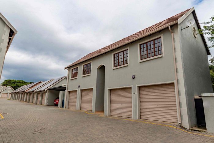 Open Plan Apartment with Garage, Pool, Gym in Olympus - To Rent