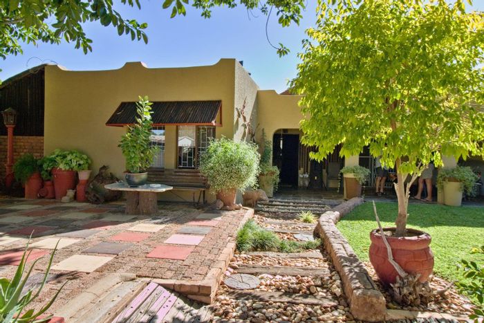 Spacious Otjiwarongo Central House with Workshop, Pool, Flat, and Extensive Amenities for Sale