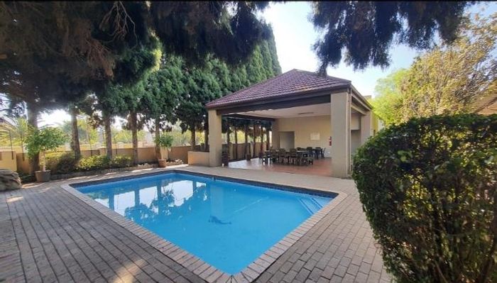 Dowerglen & Ext Townhouse To Rent: 3 beds, garden, pool, 24hr security.