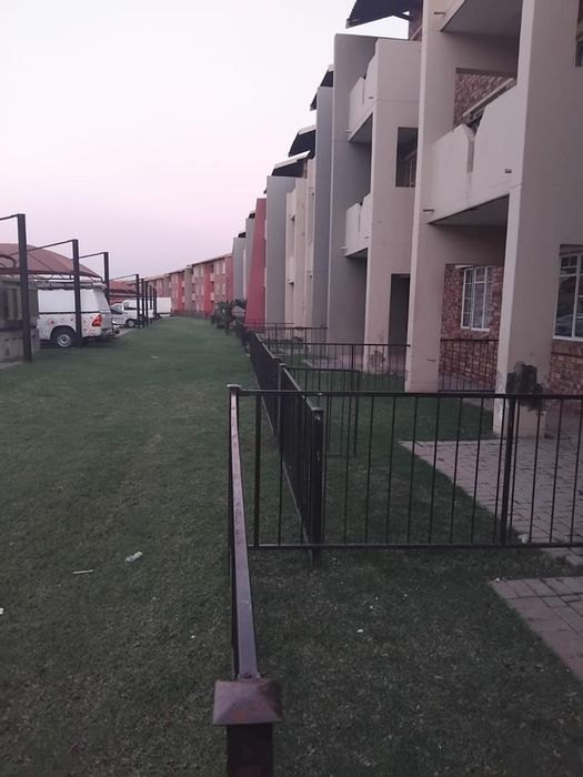 For Sale: 3 Apartments in Comet, featuring 3 bedrooms and secure complex access.