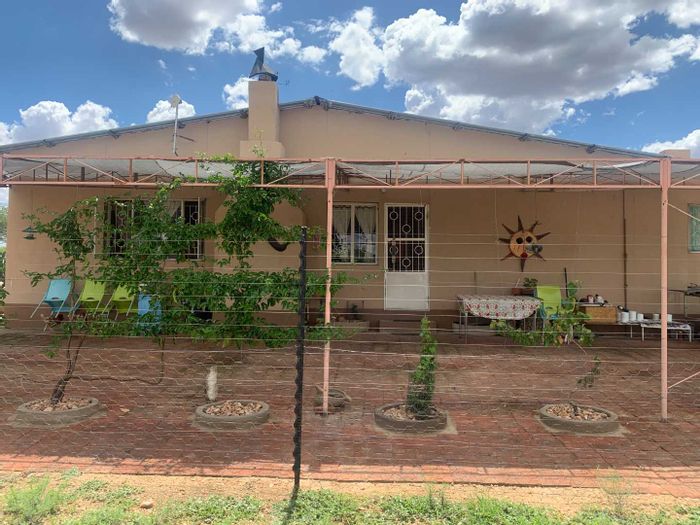 For Sale: House in Brakwater with flats, pool, workshop, and 3-phase electricity.