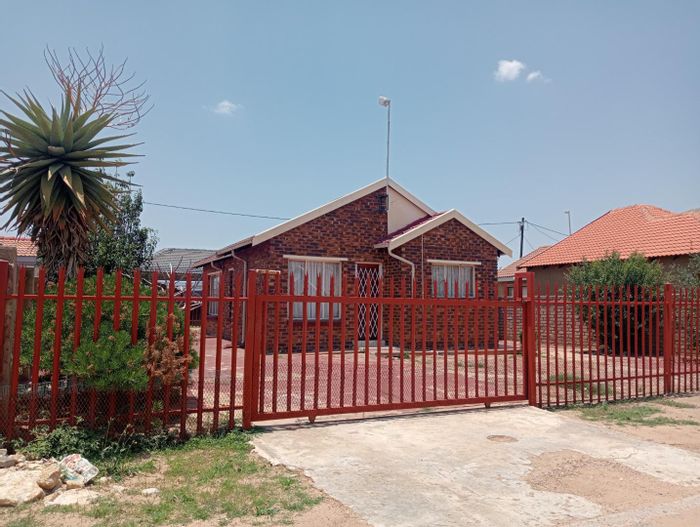 For Sale: House in Mmabatho Central with 3 bedrooms, carport, near shopping.