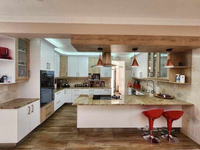 For Sale: House in Auasblick with 5 beds, entertainment area, and guest flat.