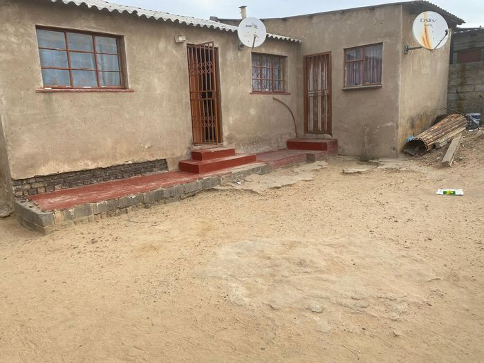 For Sale: House in Tembisa Central with 2 bedrooms, outside rooms, and garage.