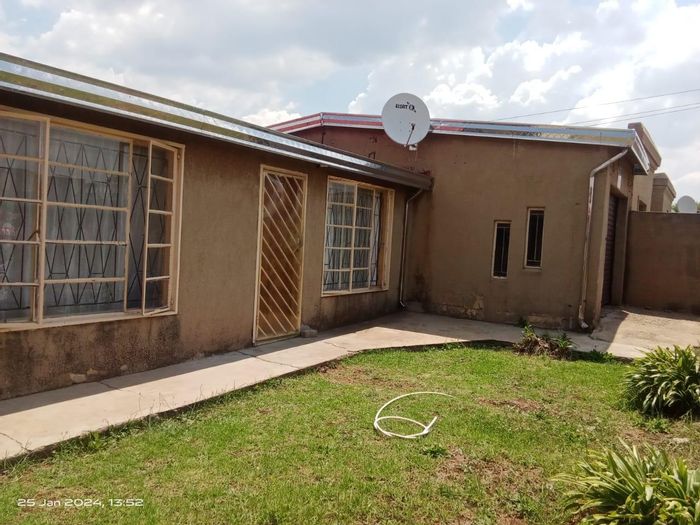 For Sale: House in Tsakane with rental rooms, garage, near amenities.