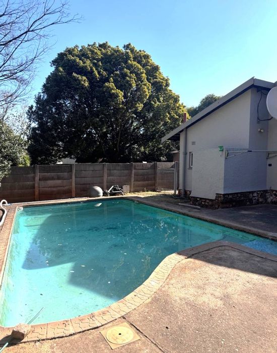 Doringkloof House For Sale: Spacious living, three bedrooms, security, large outdoor area.