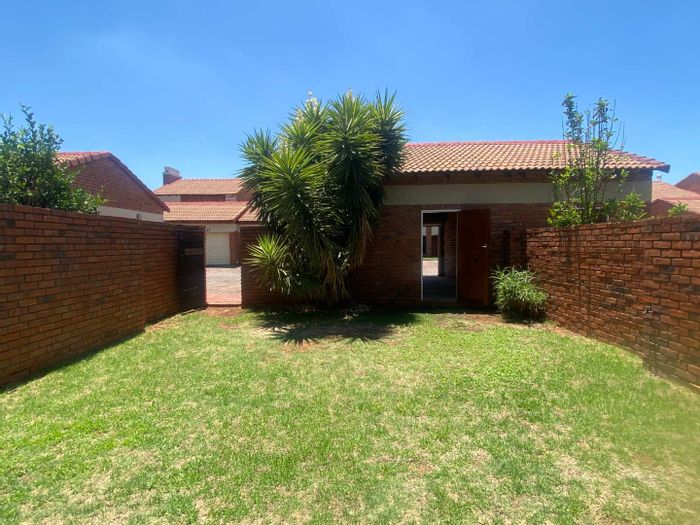 Mooikloof Ridge Apartment To Rent: Ground floor, garage, pool, pet-friendly (no cats).