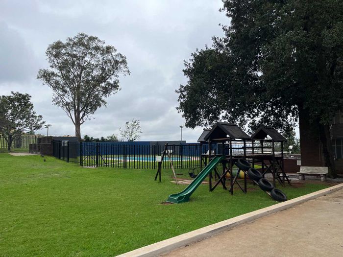 Honeyhills Apartment To Rent: 2 beds, pool, gardens, secure access, close to amenities.