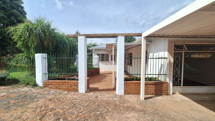 Cottage To Rent in Discovery: 1 bedroom, open-plan living, secure parking, outdoor space.