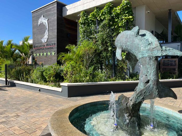 Ballito Central Apartment To Rent: 1 Bed, Gym, Pool, Security, Balcony.