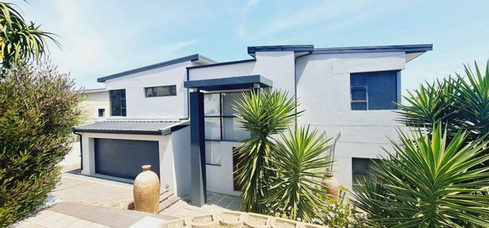 Baronetcy House For Sale: 5 bedrooms, pool, garden, staff quarters, Table Mountain views.