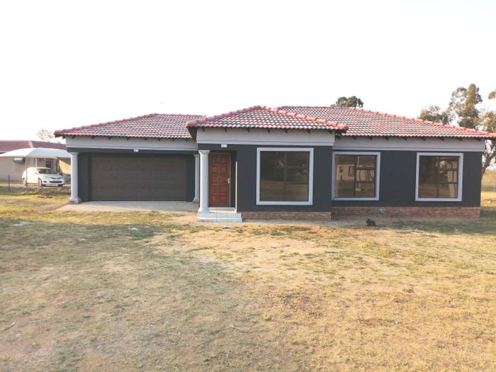 For Sale: House in Strubenvale with 3 bedrooms, double garage, and new kitchen.