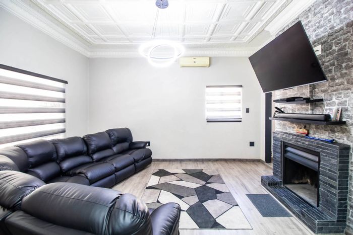 Benoni West Gem: Renovated 3BR Family House with Modern Kitchen, Fireplace, and Garage