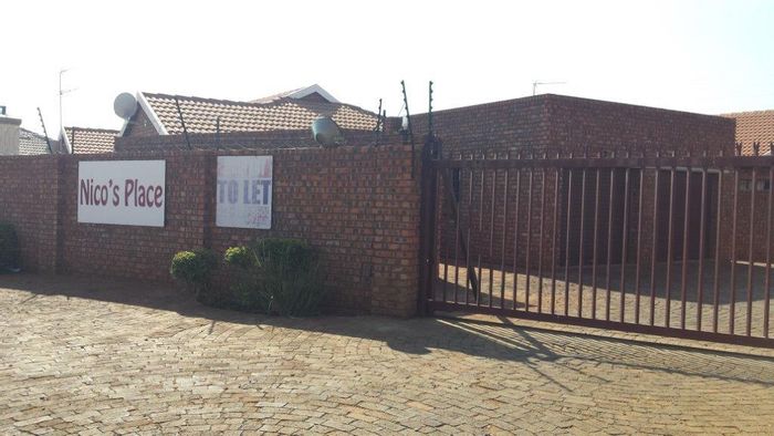 2-Bedroom Apartment To Rent in Amandasig, near shops and schools, parking included.