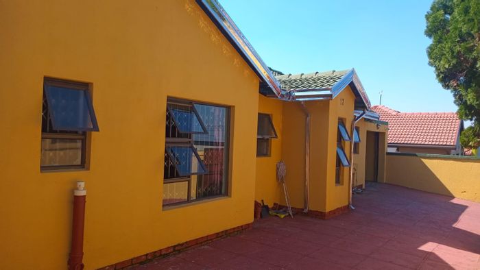 House for Sale in Olievenhoutbosch: 3 Bedrooms, flatlet, electric garage, walled yard.