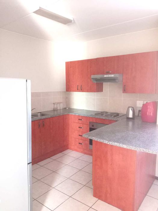 Townhouse in Comet To Rent: Open-plan kitchen, balcony, communal playground, 24-hour security.