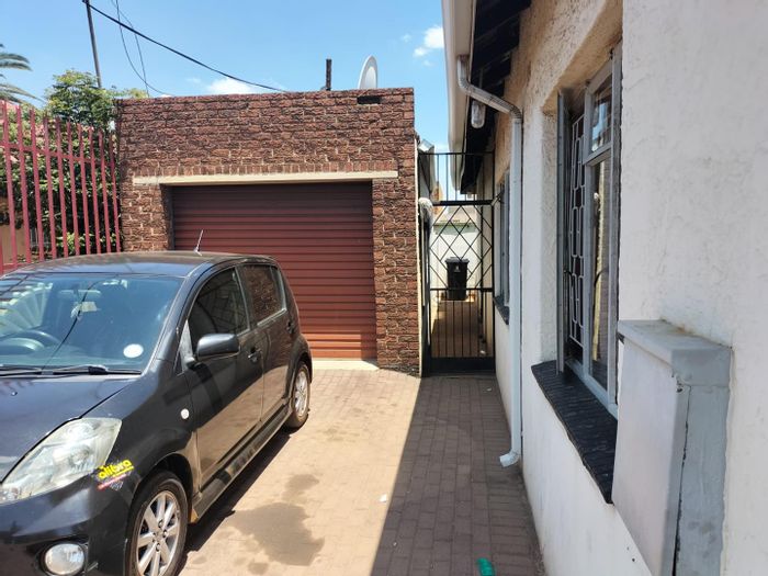 Spacious Actonville house to rent: 5 bedrooms, secure, near shops and schools.