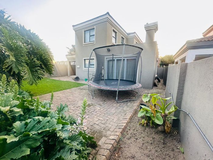 Spacious townhouse in Brakpan North for sale, featuring dining room and garden.