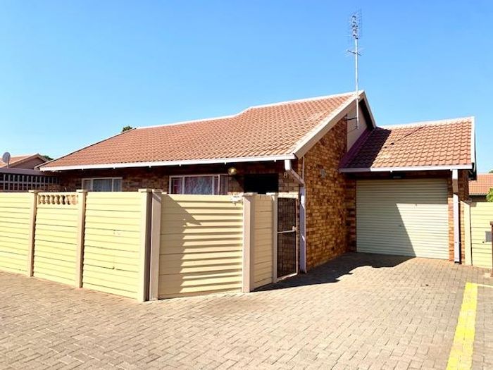 Property #2249660, Townhouse for sale in Uitsig