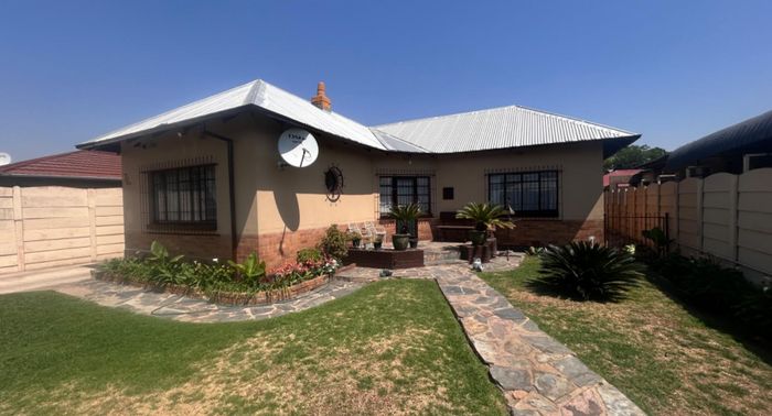 House for Sale in Alberton Central: 3 bedrooms, staff room, secure parking.