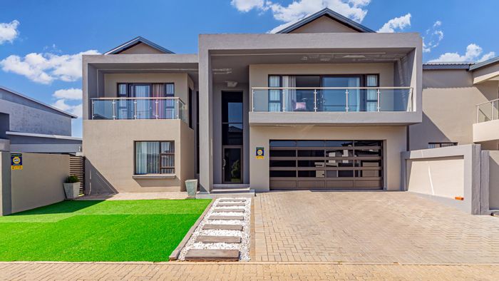 For Sale: House in Zambezi Manor Lifestyle Estate with 4 en-suite bedrooms, security.