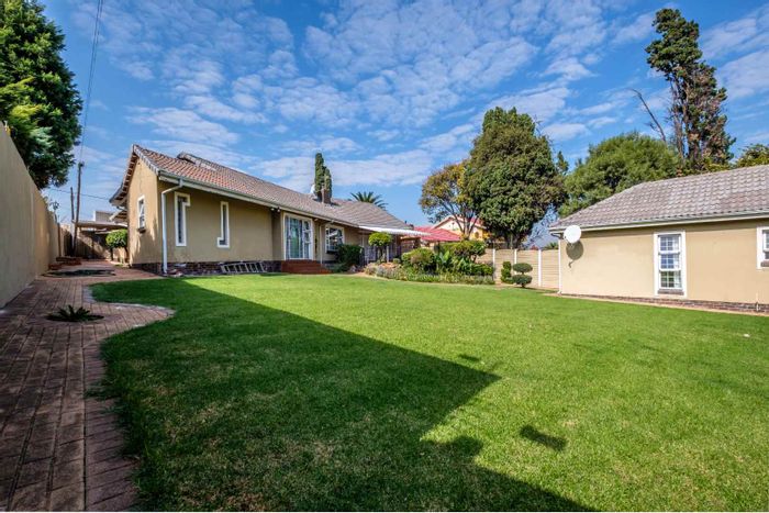 Spacious 6-bedroom house with flatlets and large garden in Mondeor, For Sale.