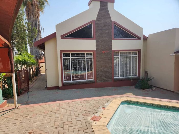 Kleine Kuppe Townhouse For Sale: 3 Bedrooms, Pool, Security Features, Garage.