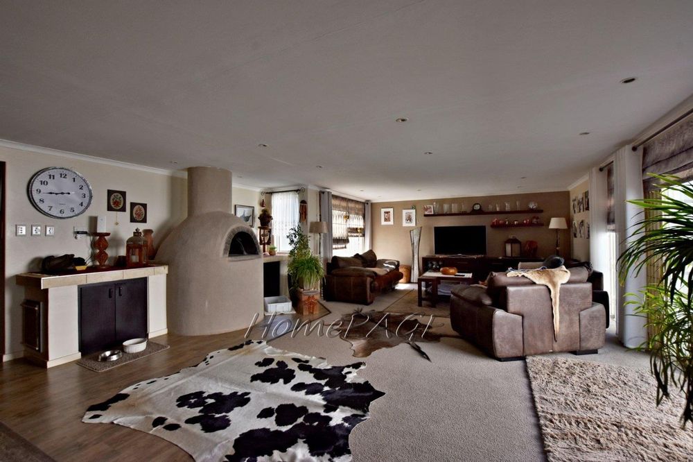 Meersig Gem Spacious 5BR House with 9Car Garages, BBQ, and Pizza Oven 1947237 MyProperty