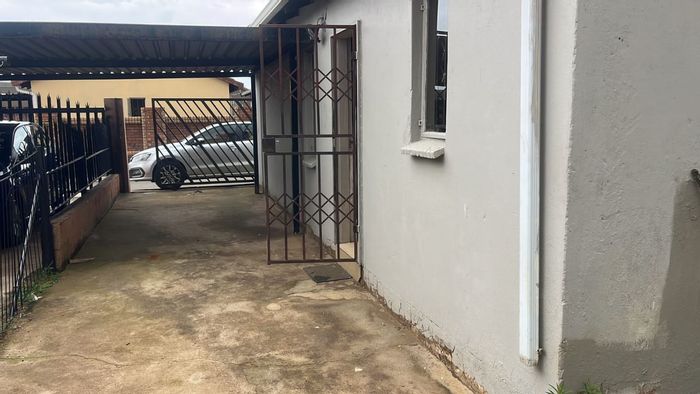 3-Bedroom House To Rent in Windmill Park with parking and water included.