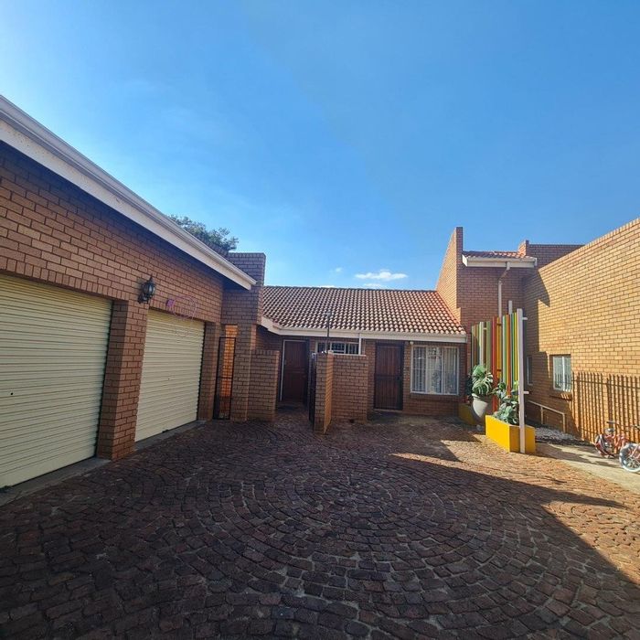 Property #2403068, House For Sale in Erasmuskloof