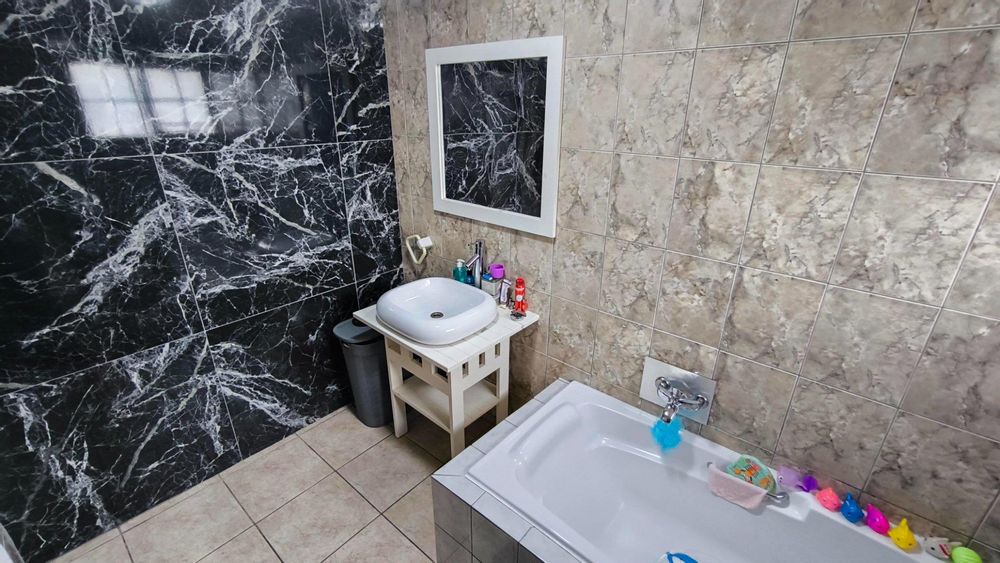 Granny Flat 1 - bathroom 2