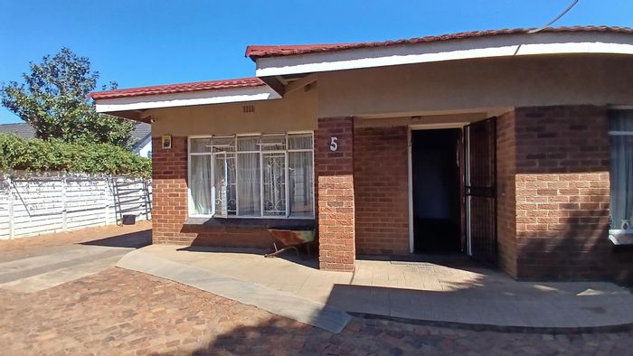 For Sale: House in Kempton Park AH with two flatlets and spacious main home.