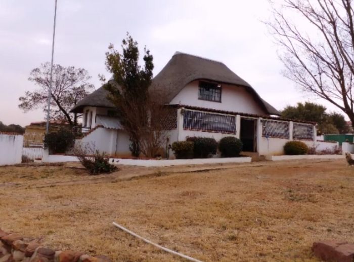 For Sale: House in Ohenimuri with expansive yard, jacuzzi, and three garages.