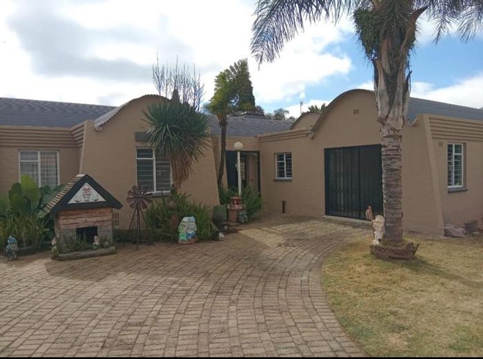 4-Bedroom House For Sale in Mayberry Park with garden, study, and garage.