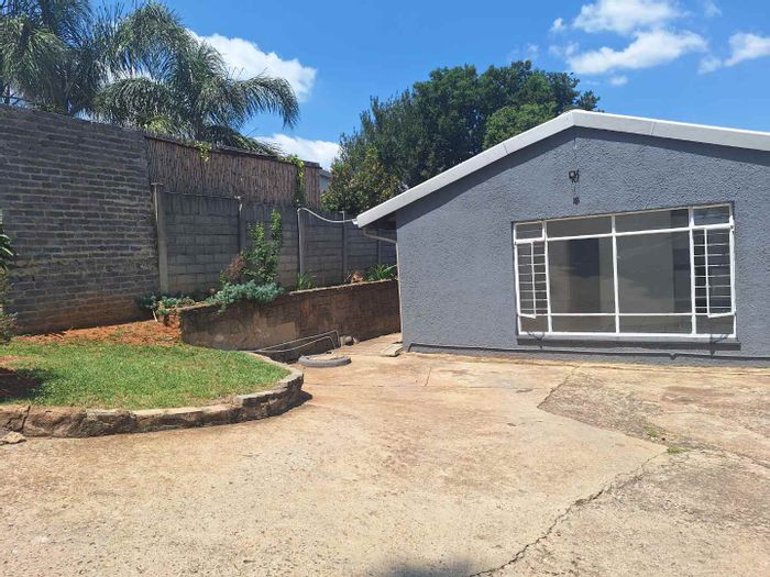 Cottage To Rent in Weltevreden Park: 1 bedroom, open plan living, parking available.