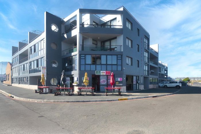 Gansbaai Central Apartment For Sale: 2 bedrooms, secure parking, close to amenities.
