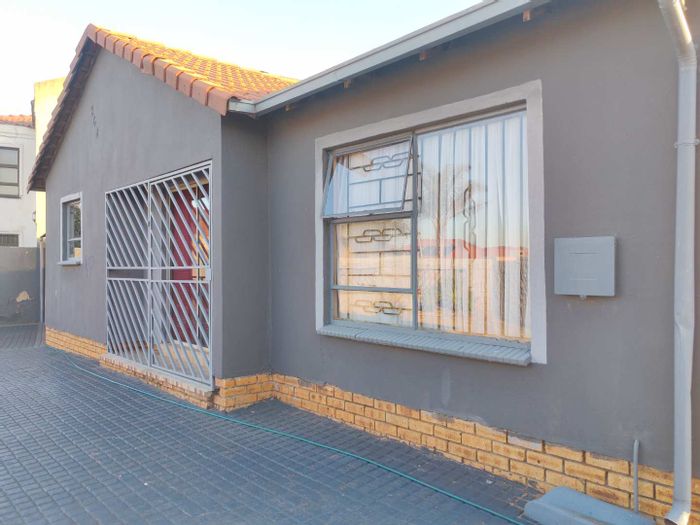 For Sale: House in Ormonde View with 3 bedrooms, garage, and spacious yard.