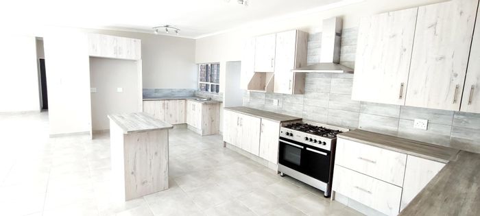 For Sale: House in Wingate Park with flatlet, spacious garden, and double garage.