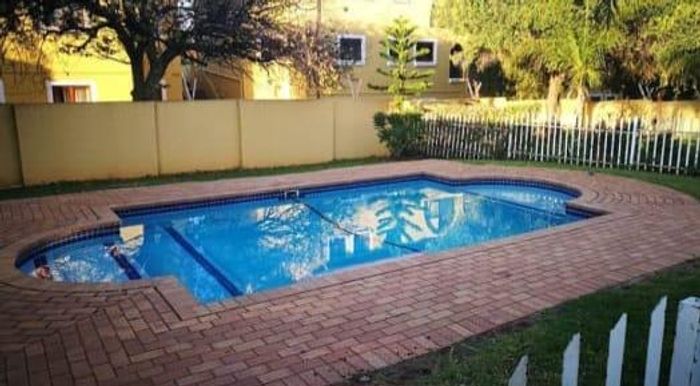 2-Bedroom Apartment To Rent in Sundowner with pool, parking, and fiber-ready internet.