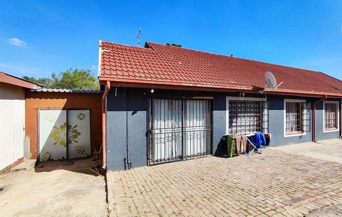 For Sale: House in Birchleigh North with spacious kitchen, large bedrooms, and outside rooms.