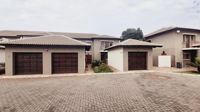 For Sale: Townhouse in Melodie with 3 bedrooms, communal pool, and garden views.