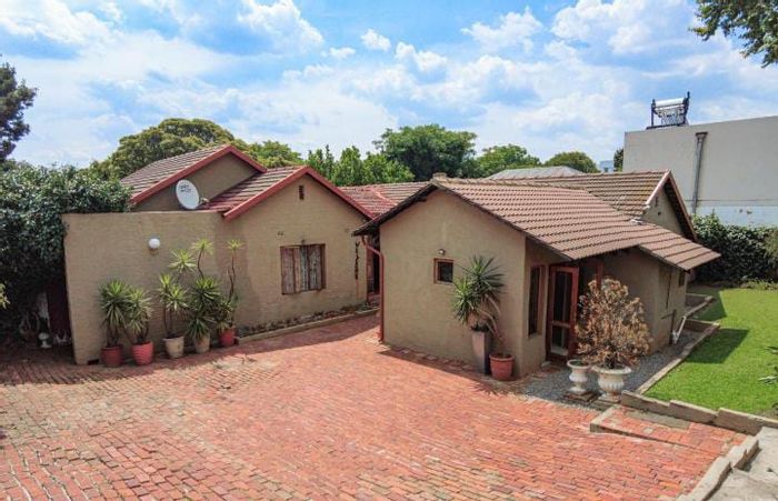 For Sale: Spacious Rosebank House with 4 Bedrooms, 3 Bathrooms, and Large Outdoor Space.